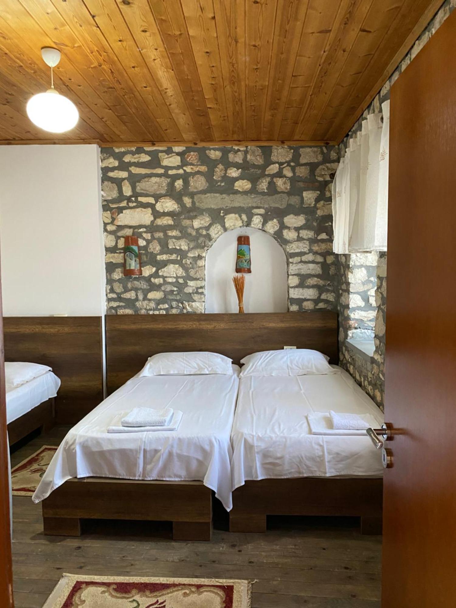 Aria Baci Guest House Berat Buitenkant foto