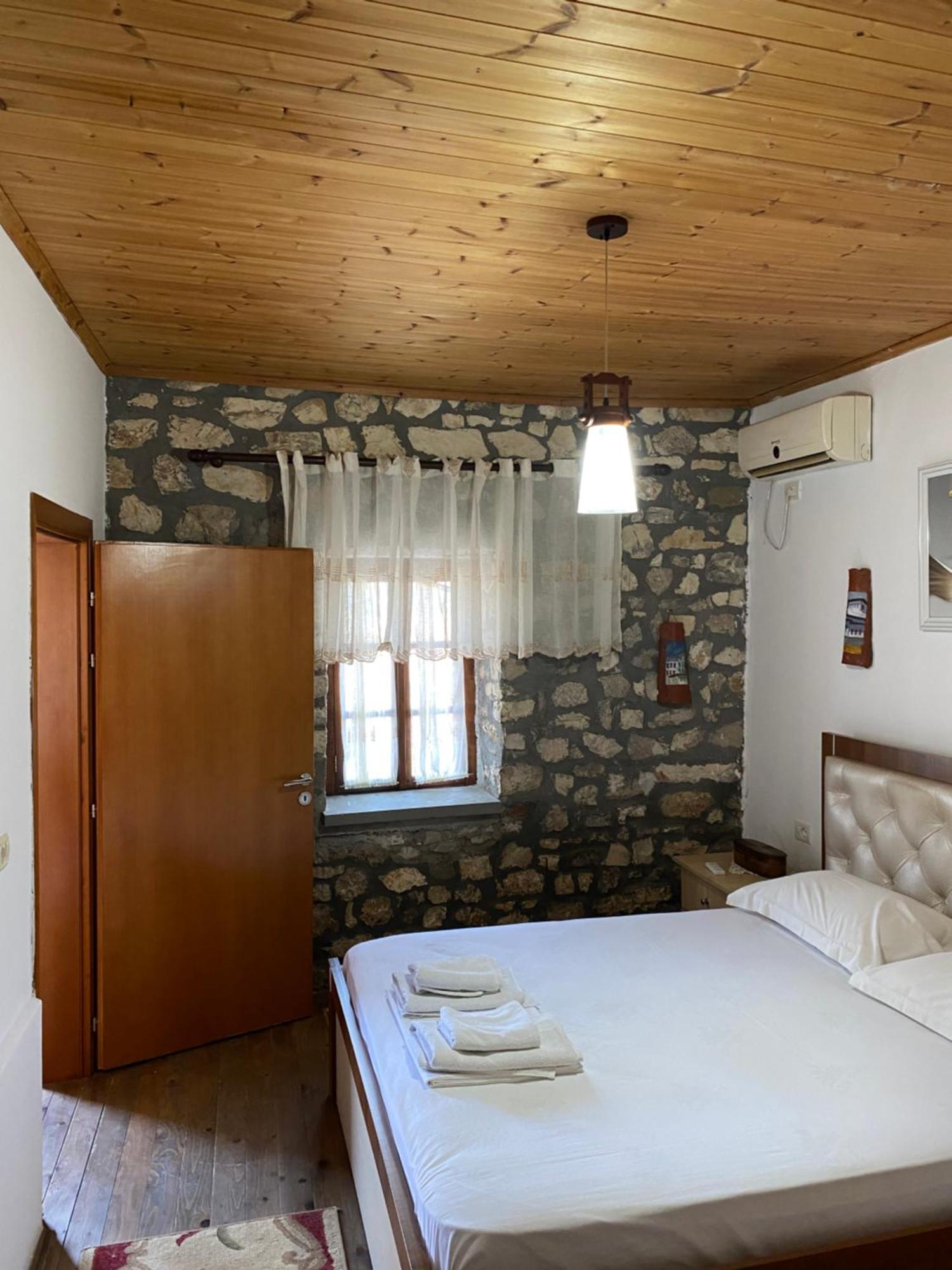 Aria Baci Guest House Berat Buitenkant foto